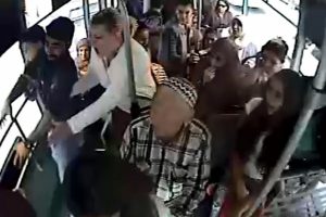 Halk otob&uuml;s&uuml;ndeki bı&ccedil;aklama kameralara yansıdı