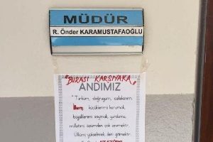 O m&uuml;d&uuml;r&uuml;n odasının girişine 'Andımız' yapıştırıldı