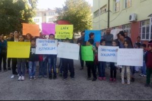 A&ccedil;ığa alınan &ouml;ğretmenleri i&ccedil;in eylem yaptılar