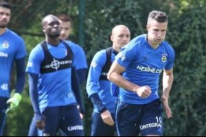 Fenerbah&ccedil;e'de Robin van Persie hırs yaptı