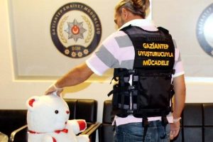 Oyuncak ayıda 2 kilo esrara tutuklama