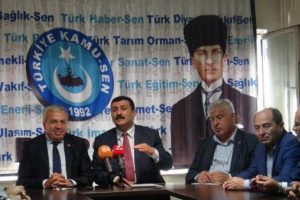 Bursa'da T&uuml;rk Eğitim-Sen'den a&ccedil;ığa alınan kamu g&ouml;revlileri anketi