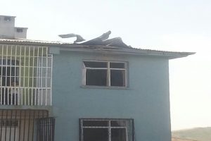 Ter&ouml;ristlerin attığı roket eve isabet etti