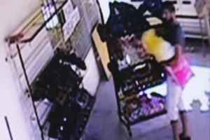 Peluş ayılı hırsız 30 saniyede 4 &ccedil;ift ayakkabı &ccedil;aldı