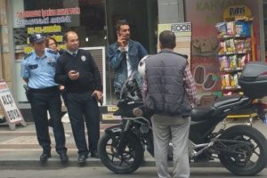 Yaya ge&ccedil;idini kullanan abla kardeşe midib&uuml;s &ccedil;arptı