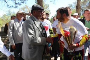 Kupayı &Ouml;mer Halisdemir'in babasına teslim etti