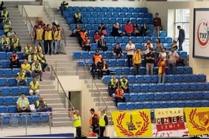 Her G&ouml;ztepeli'ye 8 polis