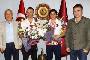 Trabzonsporlu şampiyon boks&ouml;r Busenaz: "Hedefime ulaştım"