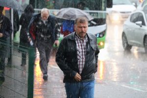 Bursalılar aniden bastıran yağmura hazırlıksız yakalandı