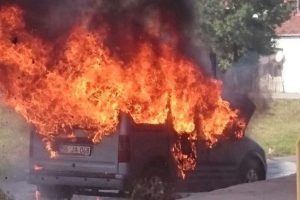 Hareket halindeki kamyonet alev alev yandı