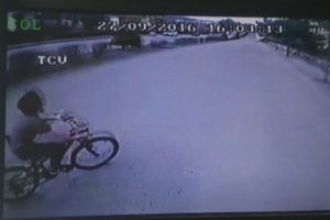Halk otob&uuml;s&uuml; bisikletli &ccedil;ocuğa b&ouml;yle &ccedil;arptı