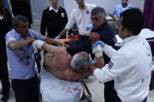 Bı&ccedil;aklanan yaralının sedye &uuml;zerinde su isyanı