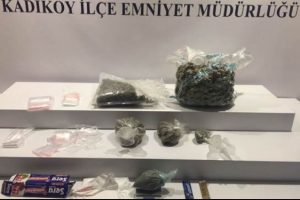 L&uuml;ks otomobilde 2 kilo uyuşturucu yakalandı