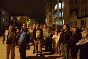 Mahalle halkı baz istasyonu i&ccedil;in sokağa d&ouml;k&uuml;ld&uuml;