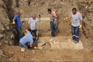 &Ccedil;anakkale'de su patlağı &uuml;&ccedil; lahit ortaya &ccedil;ıkardı