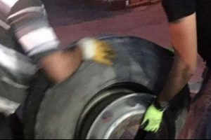 İzmir'de kamyon lastiklerinin i&ccedil;inden 115 kilo esrar &ccedil;ıktı