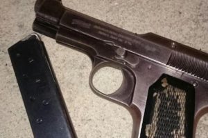 Bursa'da polisten ka&ccedil;an otomobilde bu tabancalar bulundu