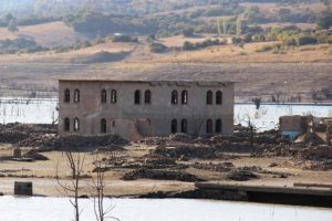 Baraj suları &ccedil;ekilince eski k&ouml;y yeniden ortaya &ccedil;ıktı