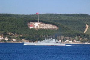 Rus savaş gemisi &Ccedil;anakkale Boğazından ge&ccedil;ti