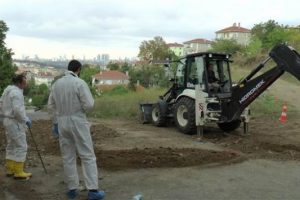 &Uuml;sk&uuml;dar'da kazı başladı, yeni silahlar bulundu