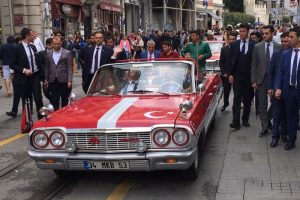 İstiklal Caddesi rengarenk klasik ara&ccedil;larla doldu