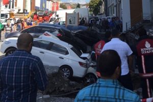 İstanbul Merter'de yol &ccedil;&ouml;kt&uuml;