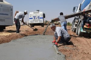Sınırdaki g&uuml;venlik duvarı &ccedil;alışmaları hızlandı