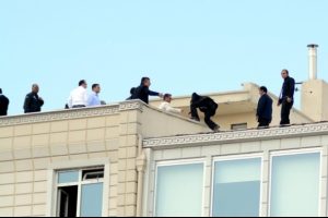 Kayseri'de 4 iş&ccedil;i haksız yere işten &ccedil;ıkarıldıklarını belirterek intihar etmek istedi