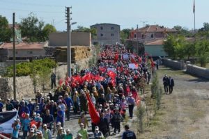 2 bin 500 &ouml;ğrenci Şehit &Ouml;mer Halidemir'in kabrini ziyaret etti