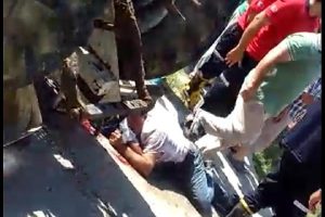 Devrilen trakt&ouml;r&uuml;n altında kalan &ccedil;ift&ccedil;i ağır yaralandı