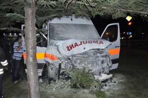Hasta taşıyan ambulans minib&uuml;sle &ccedil;arpıştı: 7 yaralı