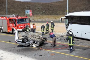 Otob&uuml;sle &ccedil;arpıştı, hurdaya d&ouml;nd&uuml;: 1 &ouml;l&uuml;, 4 yaralı
