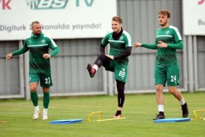 Bursaspor'da Deniz Yılmaz takımla &ccedil;alışmalara başladı