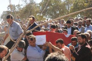 Şehit korucu K&uuml;rt&ccedil;e ağıtlarla defnedildi