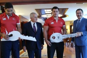 Olimpiyat madalyalı g&uuml;reş&ccedil;ilere ev ve otomobil &ouml;d&uuml;l&uuml;