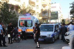 Komşu kavgasında 1'i polis 2 kişi yaralandı