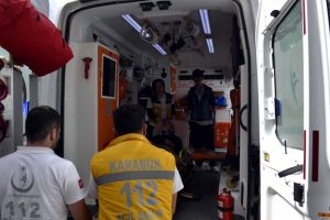 Yoldan &ccedil;ıkan otomobil devrildi: 3 yaralı