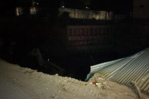 Patlayan su borusu şantiyenin &ccedil;&ouml;kmesine neden oldu