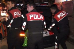 Polisten ka&ccedil;an ara&ccedil;tan 120 bin TL'lik uyuşturucu &ccedil;ıktı