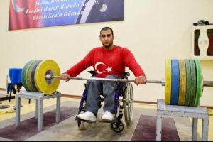 Hayatın y&uuml;k&uuml;n&uuml; kollarında taşıyor