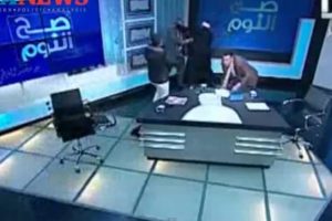 Avukat, imamı canlı yayında ayakkabıyla d&ouml;vd&uuml;