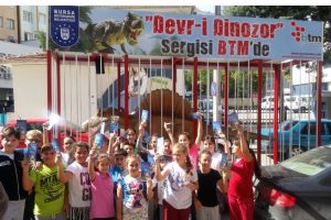 Dev dinozor Bursa caddelerinde