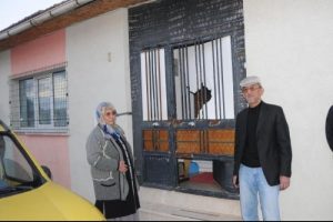 Elinde 2 bı&ccedil;akla komşusunun evinin kapısını kırıp i&ccedil;eri girdi