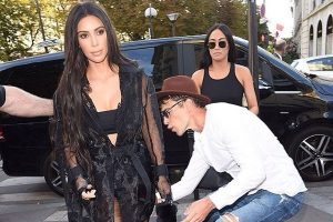 Kardashian'ın kal&ccedil;asını &ouml;pmeye &ccedil;alıştı!