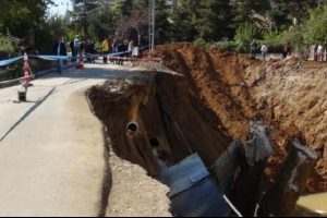 Ankara'da yol &ccedil;&ouml;kt&uuml;; 2 iş makinası sulara g&ouml;m&uuml;ld&uuml;