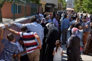 'Suriyelilere para dağıtılacak' dedikodusuyla izdiham &ccedil;ıktı