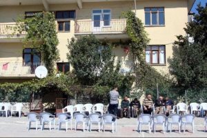 Tartıştığı 52 yıllık eşini bı&ccedil;aklayarak &ouml;ld&uuml;rd&uuml;