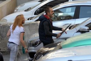 Kayseri'de bir kişi 18 otomobile &ccedil;arparak zarar verdi