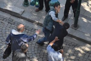 Taksici ile &ccedil;arptığı yaya yol ortasında kavga etti