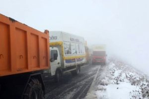 Tipi sebebiyle yolda mahsur kaldılar